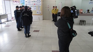 テレビ局取材中のブリーフィング状況